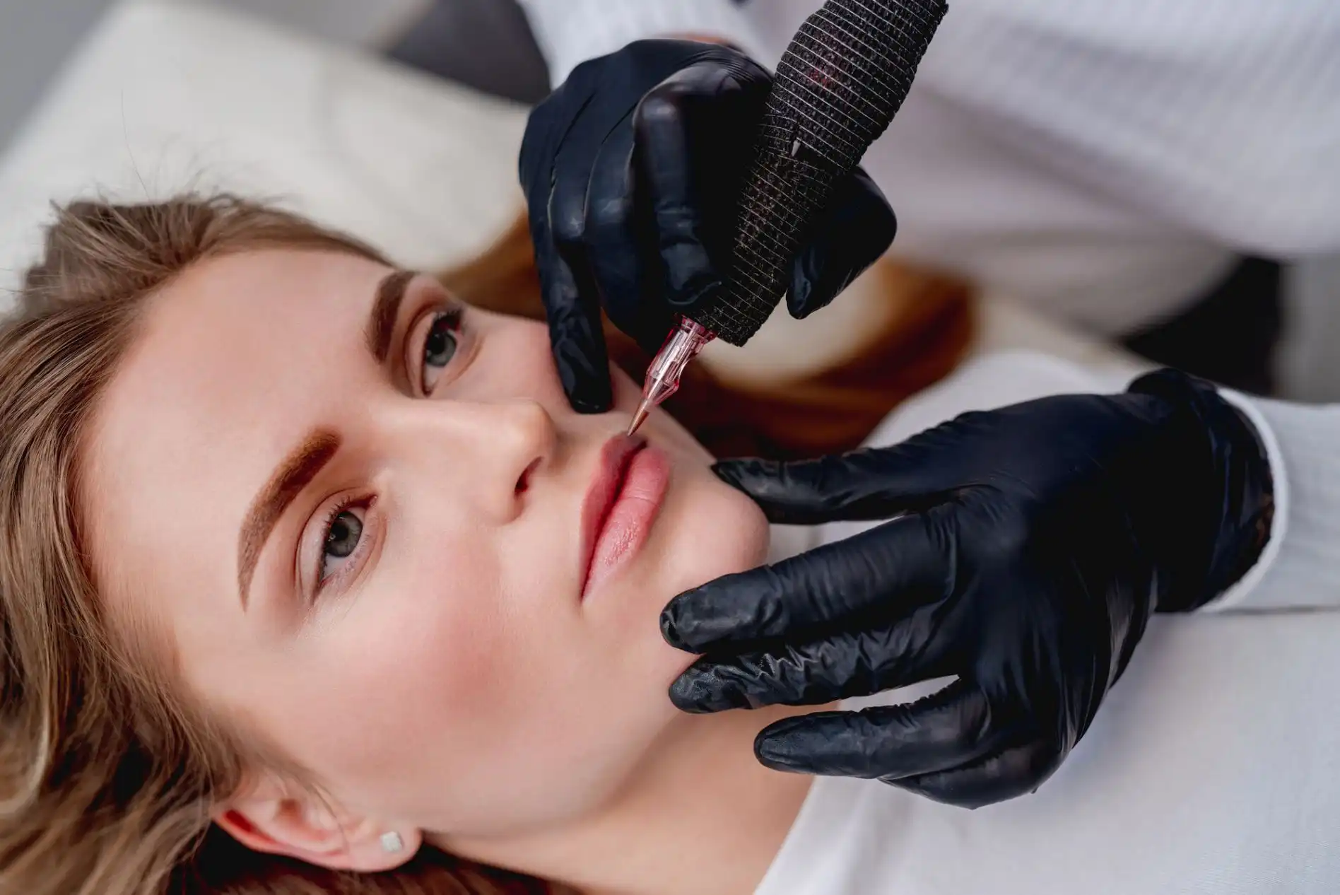 Meister macht Lippen-Permanent-Make-up